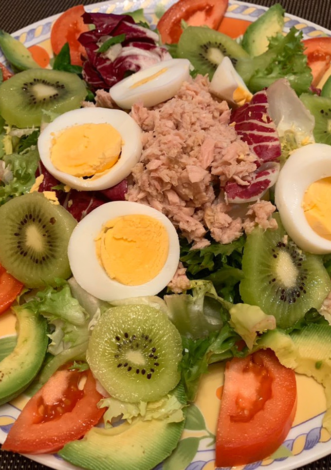 Una foto de Ensalada de kiwi, aguacate, atún y huevo