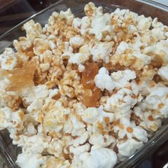 A picture of Sweet and salty caramelized popcorn 🍿🍿🍿.