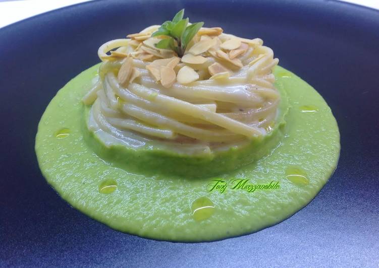 Linguine con fonduta di parmigiano alle erbe, lamelle di mandorle tostate e crema di piselli