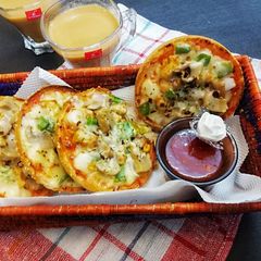 A picture of Mini pizza buns.