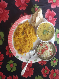 વધારેલી ખીચડી કઢી (Vaghareli Khichdi Kadhi Recipe In Gujarati) રેસીપી મુખ્ય ફોટો
