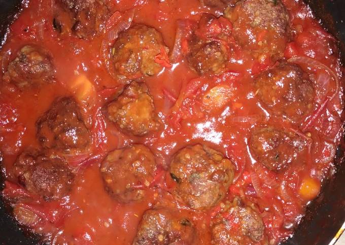 Meatballs in tomato sauce