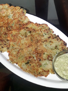 उपवासाचे बटाटा थालीपीठ (upwasachi batata thalipeeth recipe in marathi) रेसिपी चे मुख्य फोटो