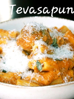 Una foto de Tortiglioni en salsa de verduras con albóndigas 🍅🥕🥒🧀🍝