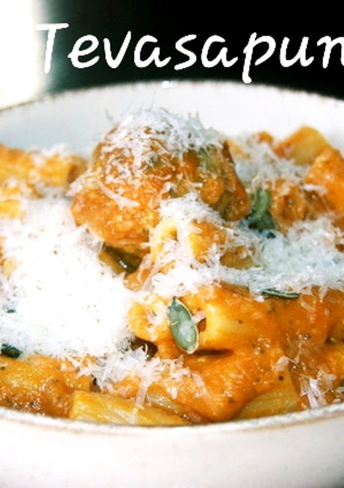 Una foto de Tortiglioni en salsa de verduras con albóndigas 🍅🥕🥒🧀🍝