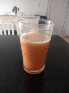 Una foto de Licuado de frutillas, kiwi y naranjas