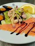 Antipasto di Mare con Salmone, Gamberetti, Polpo e Cozze