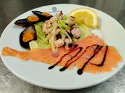 Una foto di salmone insalata