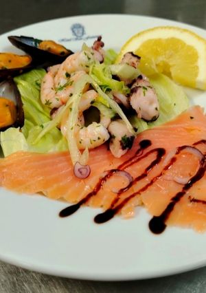 Foto di Antipasto di Mare con Salmone, Gamberetti, Polpo e Cozze