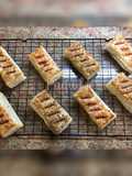 Pastelitos hojaldrados rellenos de crema de chocolate 🍫y mermelada de fresa 🍓