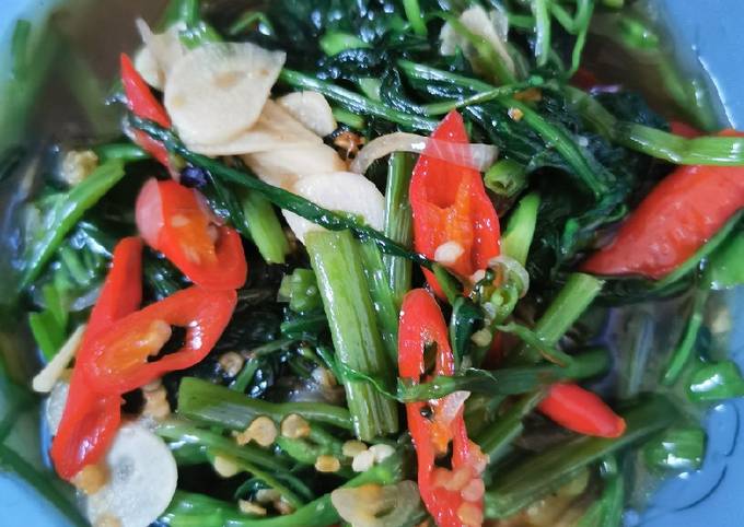 Bagaimana Membuat Tumis kangkung pedas manis Anti Gagal