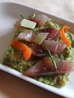 Una foto de Atún sobre puré de aguacate