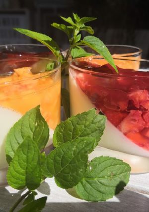 Une photo de Panna cotta fruitée