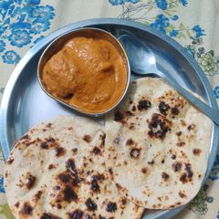 A picture of Malai kofta and tandoori roti.