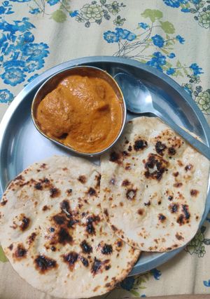 A picture of Malai kofta and tandoori roti.