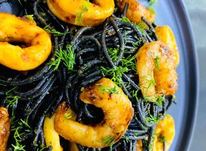 Hình của món Mì Ý Mực Đen (Squid Ink Spaghetti) xào Hải Sản.