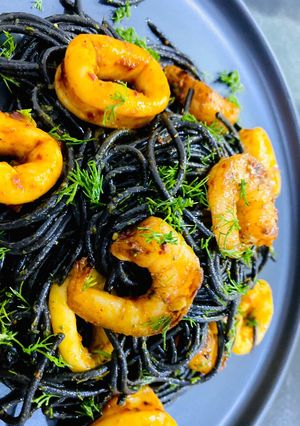 Hình của món Mì Ý Mực Đen (Squid Ink Spaghetti) xào Hải Sản.