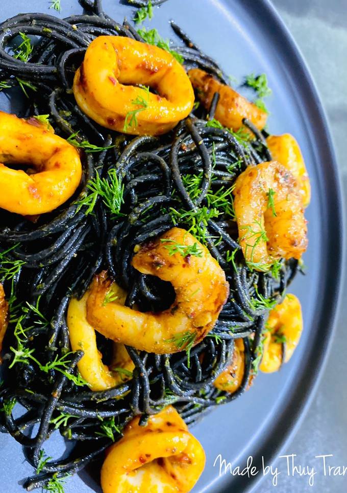 Hình của món Mì Ý Mực Đen (Squid Ink Spaghetti) xào Hải Sản.