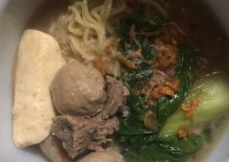 Langkah Mudah untuk Menyiapkan Bakso Sapi dengan Mie Kuning, Enak