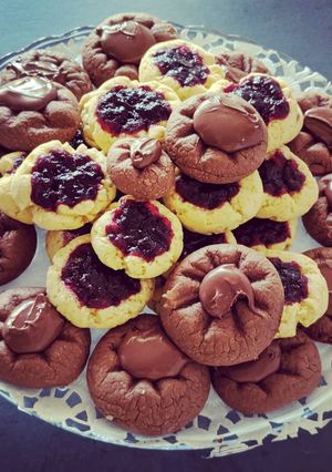 A picture of Nutellotti and Jam-Filled Cookies.
