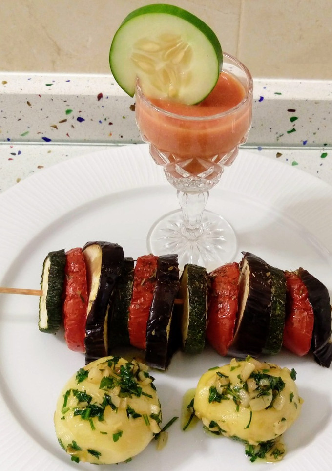 Una foto de Brochetas de verduras con patatas salteadas y gazpacho
