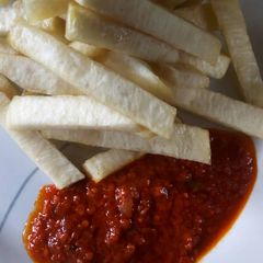 A picture of Yam Chips and pepper sauce.