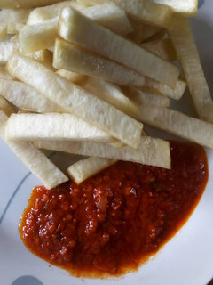 A picture of Yam Chips and pepper sauce.