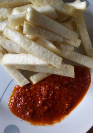 A picture of Yam Chips and pepper sauce.