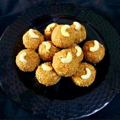 A picture of Gond Ladoo.