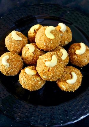 A picture of Gond Ladoo.