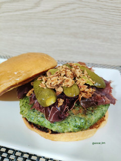 Una foto de Burger de espinacas con cecina y sriracha mayo