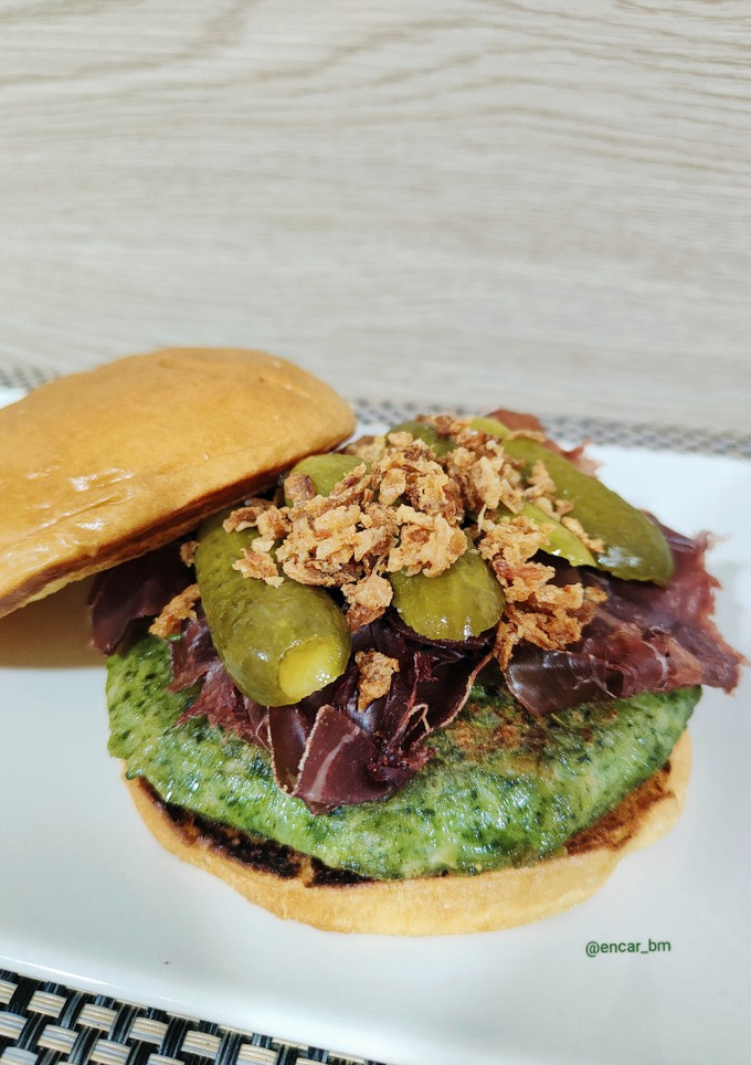 Una foto de Burger de espinacas con cecina y sriracha mayo