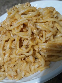 Una foto de Pastas con cerdo molido en salsa roja