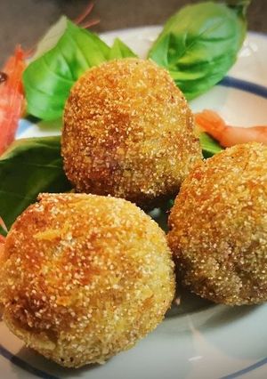 Una foto de Croquetas  de Mejillones con Langostinos y  Gamba  blanca