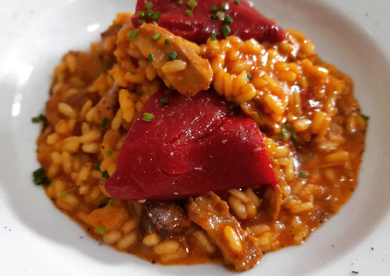 Arroz meloso de piquillos confitados y costillas de cerdo