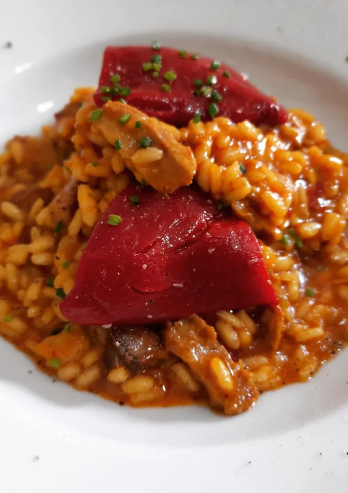 Una foto de Arroz meloso de piquillos confitados y costillas de cerdo