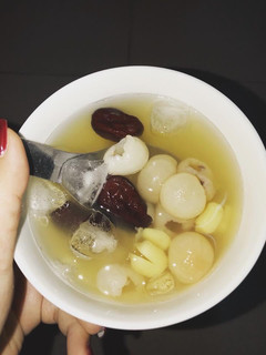 Hình của món Chè hạt sen táo đỏ nhãn nhục.