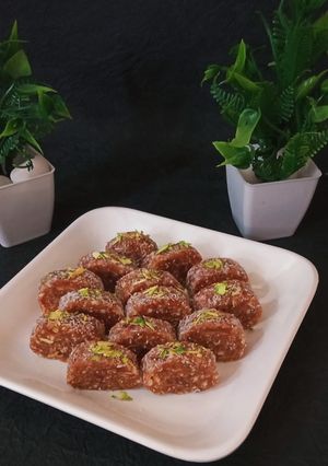 खजूर रोल (Khajoor roll recipe in Hindi) रेसिपी मुख्य फोटो