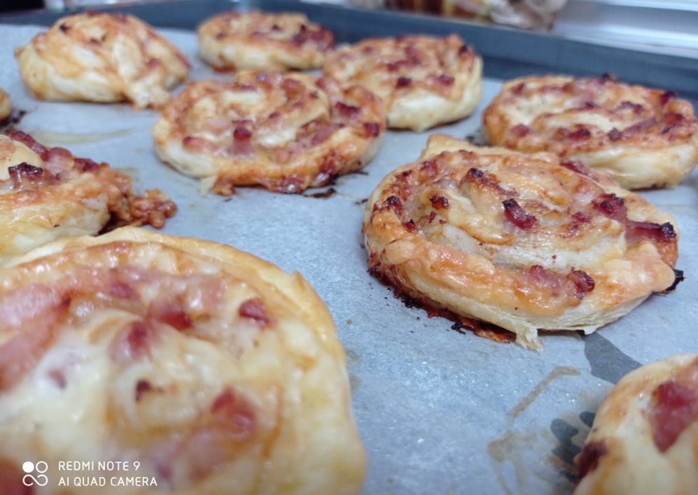 Rollitos de hojaldre de bacon y queso