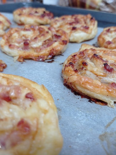 Una foto de Rollitos de hojaldre de bacon y queso
