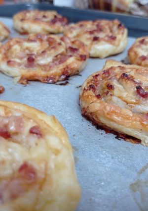 Una foto de Rollitos de hojaldre de bacon y queso