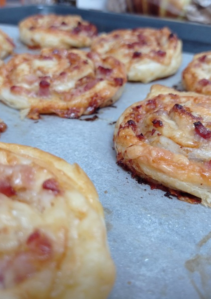 Una foto de Rollitos de hojaldre de bacon y queso