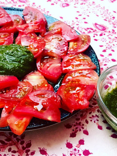 Una foto de Tomate azul con pesto de pistachos 🍅🍅🍅🍅