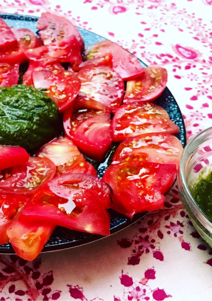 Una foto de Tomate azul con pesto de pistachos 🍅🍅🍅🍅