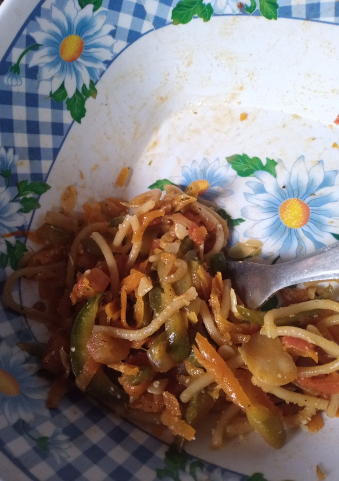 Una foto de Fideos con verduras salteadas