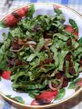 Ensalada de remolacha y espinacas con cebolla dorada