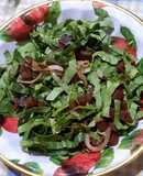 Ensalada de remolacha y espinacas con cebolla dorada