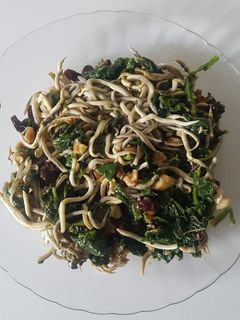 Una foto de Salteado de gulas, espinacas, pasas y nueces. Thermomix