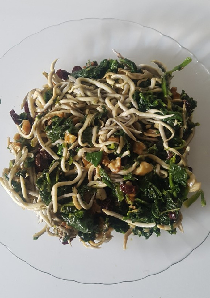 Una foto de Salteado de gulas, espinacas, pasas y nueces. Thermomix