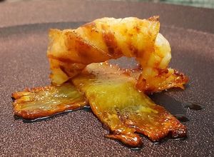 Una foto de Langostinos Envueltos en Guanciale sobre Piña Frita (Idea para una entrada)